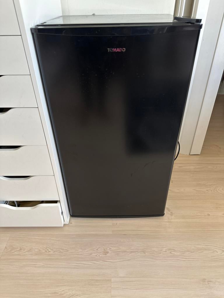 Tomado mini koelkast - Zwart - Zeer goede staat, Witgoed en Apparatuur, Koelkasten en IJskasten, Zo goed als nieuw, Zonder vriesvak
