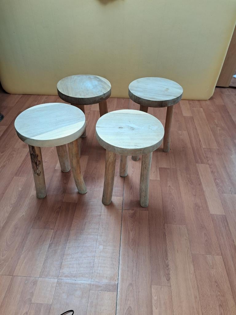 4 houten bijzet tafeltjes/ krukjes 45.5 cm hoog blad 30cm, Ophalen, Hout