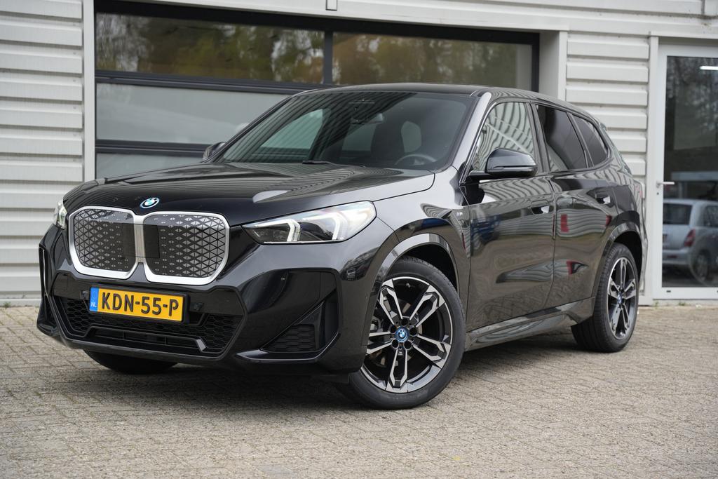 BMW IX1 eDrive 20 | M-Sport | Pano|19 inch|Sportstoel Elektr, Auto's, BMW, 1940 kg, Zwart, Lane Keeping Assist, Alcantara