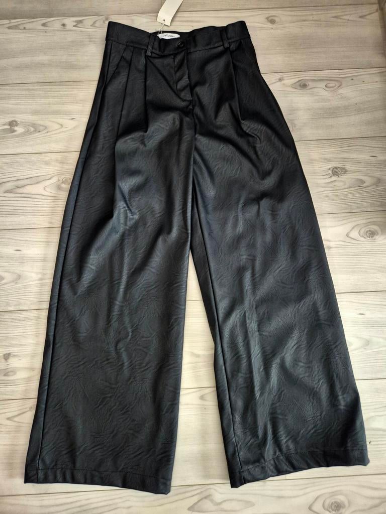 Toffe Ambika superwide leg leatherlook M/L, Maat 38/40 (M), Verzenden, Zwart, Nieuw