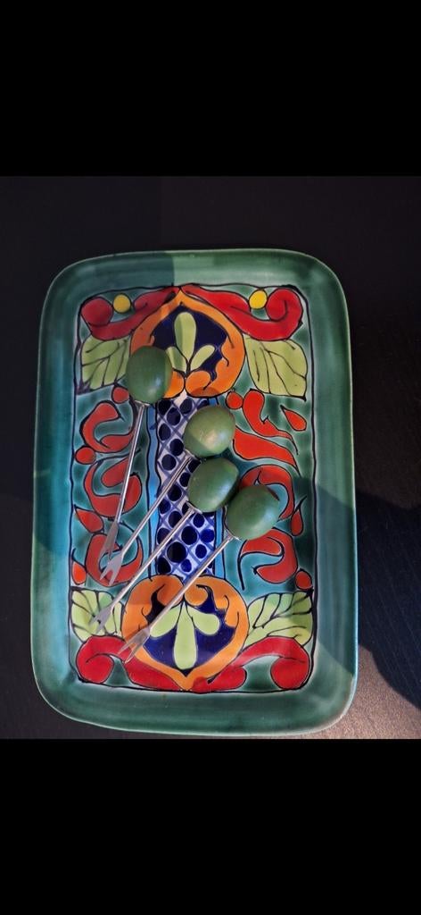 Decoratieve schaal met olijfspiesjes, Porselein of Keramiek, Schaal, Ophalen of Verzenden, Zo goed als nieuw