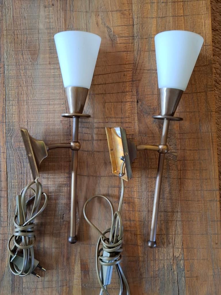2 bronzen wandlampen De Lijster met melkglas kapjes, Ophalen of Verzenden, Zo goed als nieuw, Metaal, Vintage