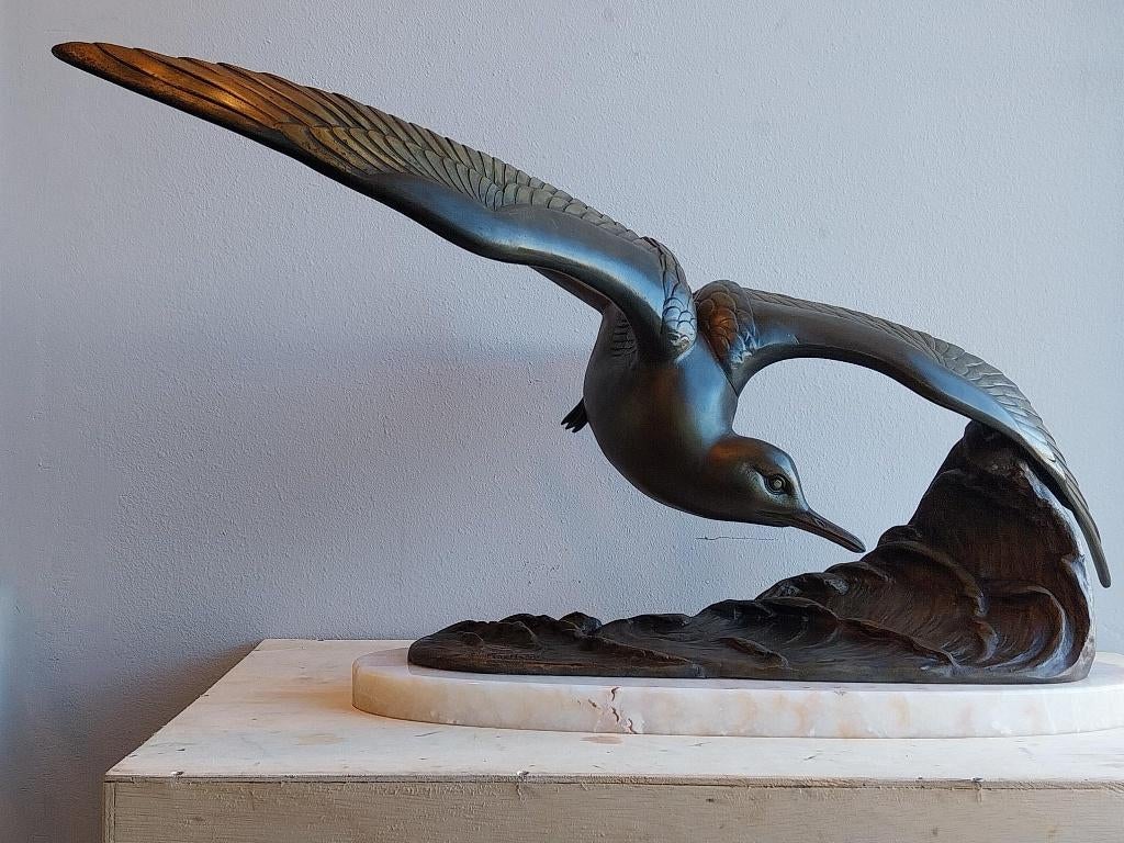 Imposant Art Deco sculptuur beeld meeuw gesigneerd Rochard, Antiek en Kunst, Ophalen, 50 - 100 cm, Beeld, Bruin