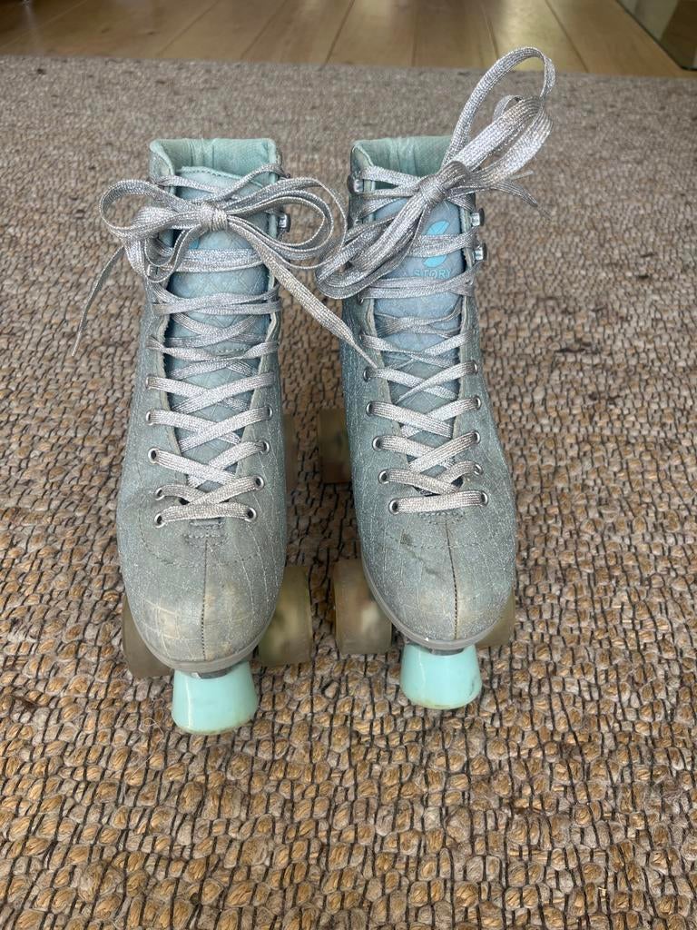 Stijlvolle lichtblauwe rolschaatsen - Maat 39, Sport en Fitness, Schaatsen, Ophalen of Verzenden, Gebruikt