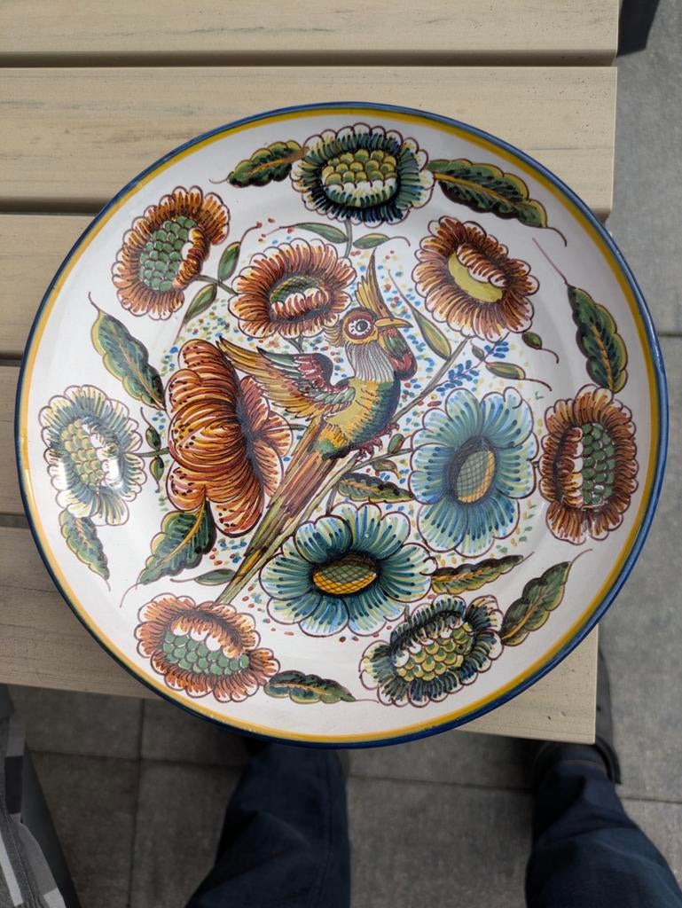 Decoratieve schaal met vogel- en bloemmotief, Antiek en Kunst, Antiek | Keramiek en Aardewerk, Ophalen of Verzenden