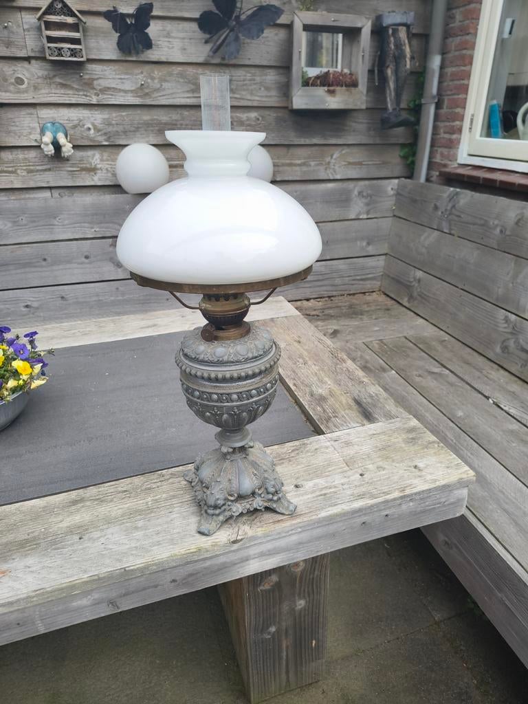 Antieke olielamp met wit glazen kap, Antiek en Kunst, Antiek | Lampen, Ophalen