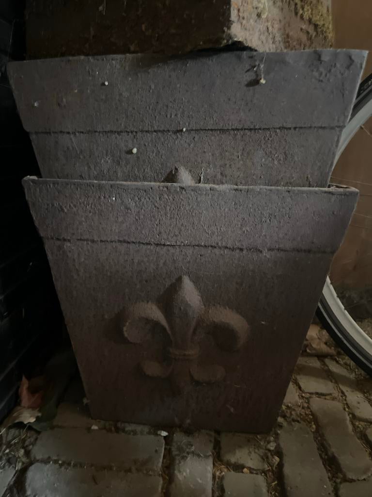 Twee gietijzeren plantenpotten met Franse lelie, Tuin en Terras, Ophalen, Gebruikt, Minder dan 60 cm, Vierkant