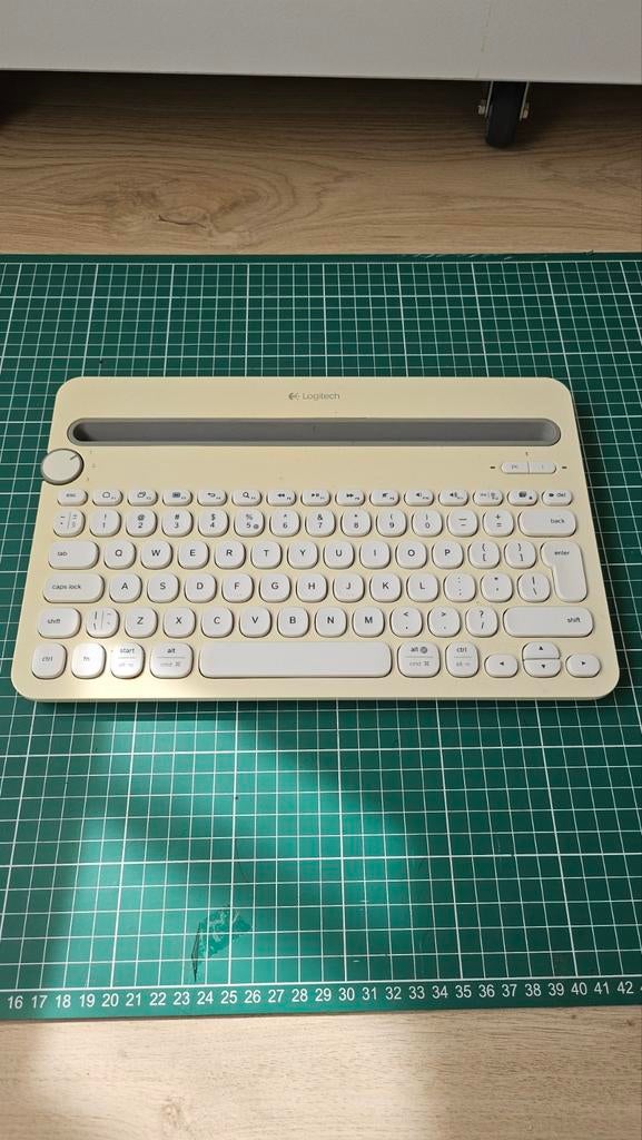 Logitech K480 Bluetooth Toetsenbord Wit, Logitech, Ophalen of Verzenden, Zo goed als nieuw, Draadloos