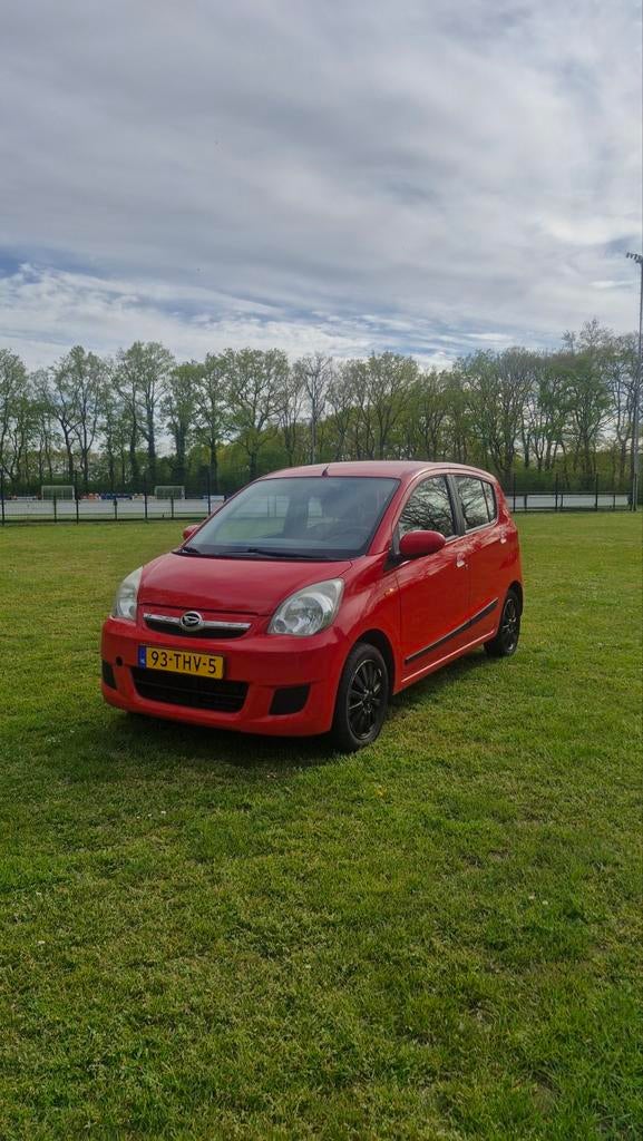 Daihatsu Cuore 1.0 5D 2012 Rood, Auto's, Daihatsu, Voorwielaandrijving, 600 kg, 18 €/maand, 4 stoelen