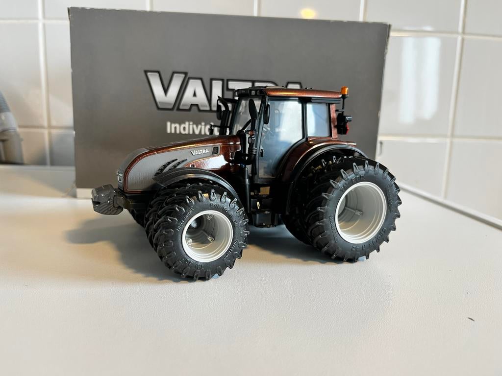Valtra Tractor Miniatuurmodel - Zo goed als nieuw, Ophalen of Verzenden, Zo goed als nieuw, Overige typen, Overige merken