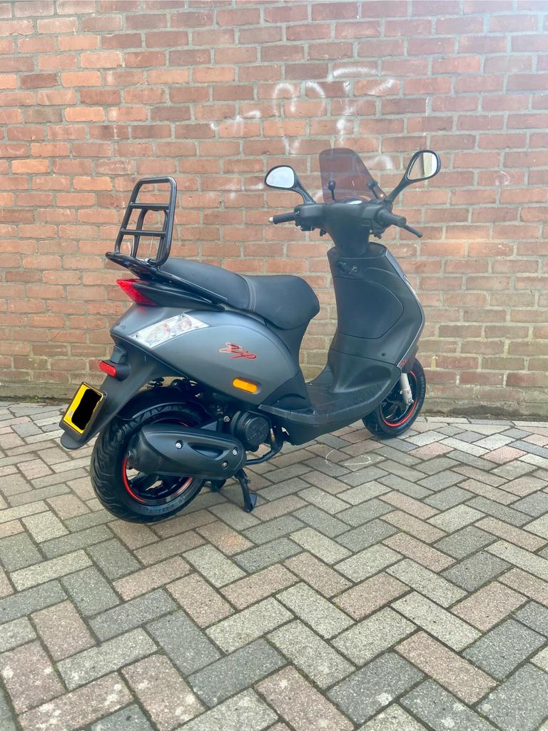 Piaggio Zip 4T 50cc injectie I-Get 2021 brom 4.131 km, Fietsen en Brommers, Scooters | Piaggio, Maximaal 45 km/u, Zip, Nieuw, Ophalen of Verzenden