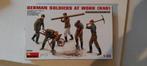 Miniart soldiers at work Duitse soldaten schaal 1:35, Ophalen of Verzenden, Nieuw, 1:35 tot 1:50