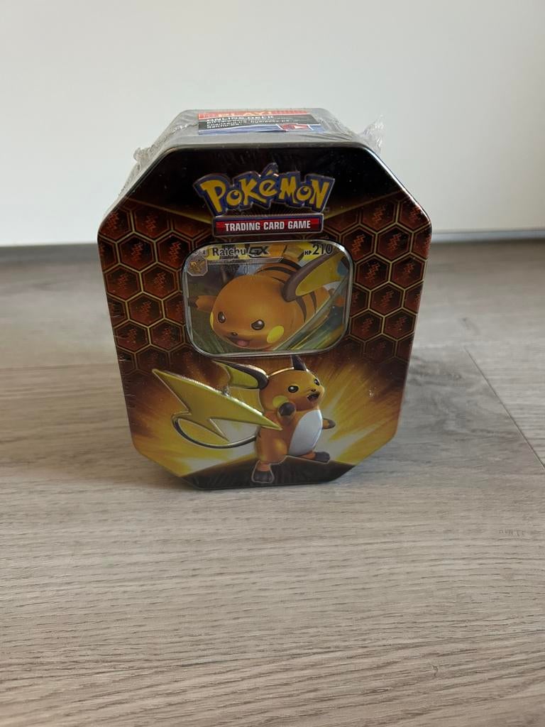 Hidden fates tin raichu, Ophalen of Verzenden, Nieuw, Boosterbox