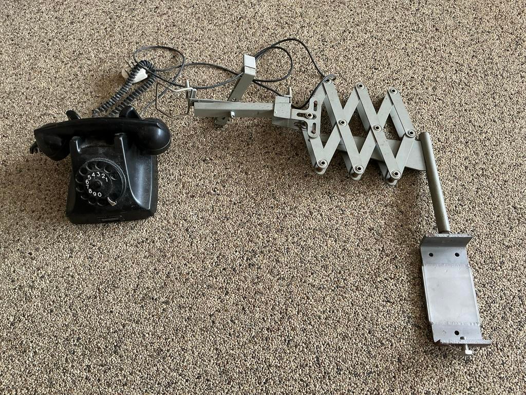 Oude bakelieten telefoon met uittrekbare arm, Ophalen of Verzenden
