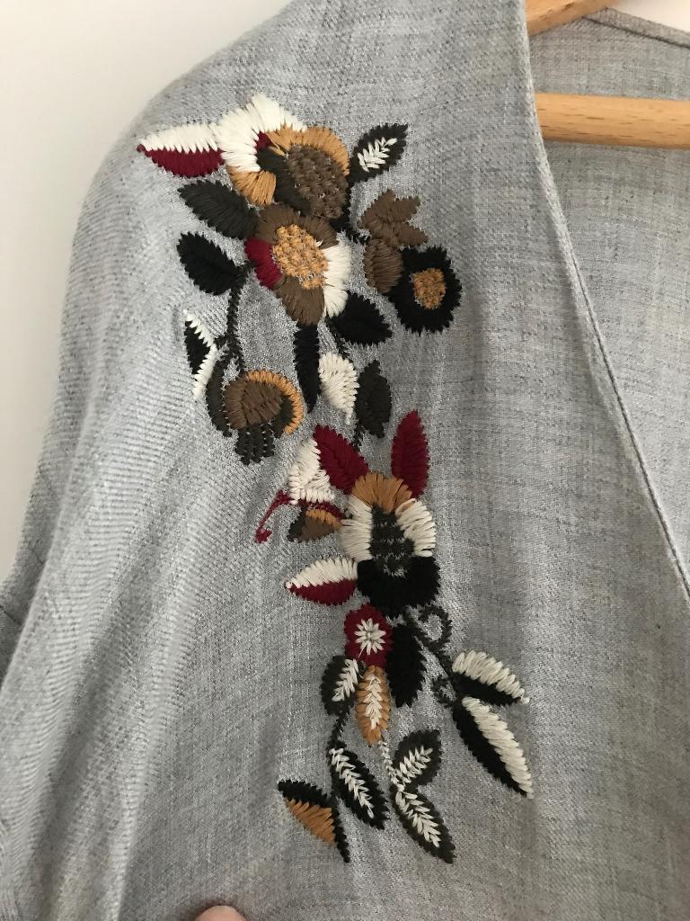 Omslag blouse met applicatie (Stradivarius) NIEUW, Kleding | Dames, Blouses en Tunieken, Nieuw, Maat 38/40 (M), Grijs, Ophalen of Verzenden