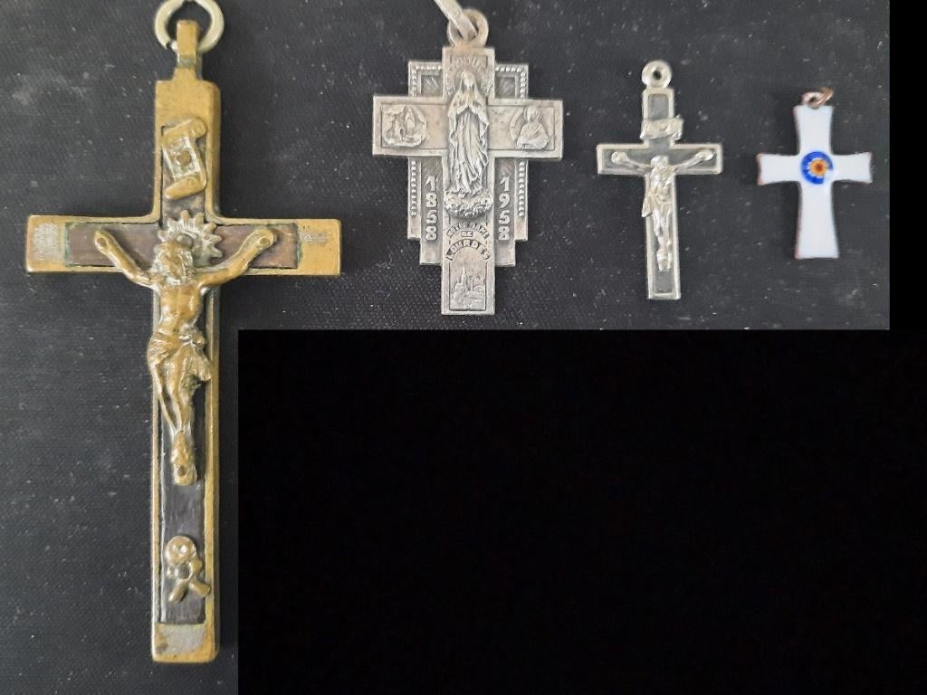 4 kettinghangers kruisjes, Overige materialen, Gebruikt, Overige kleuren, Ophalen of Verzenden