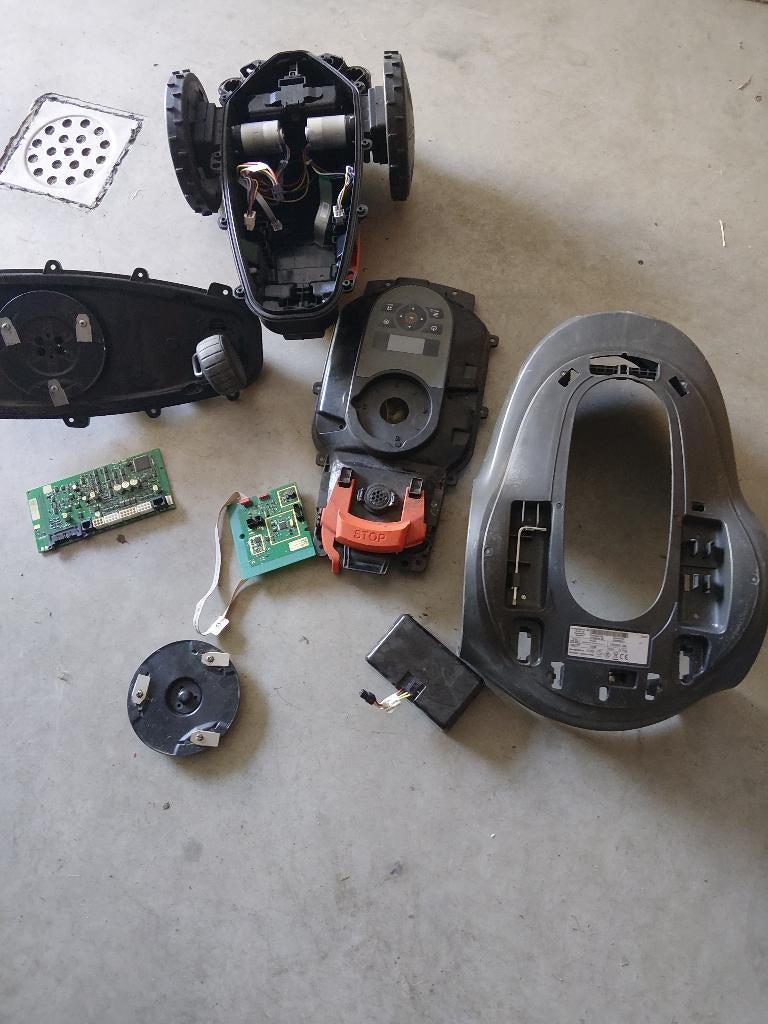 Gardena robotmaaier onderdelen sileno en minimo, Tuin en Terras, Grasmaaiers, Ophalen, Gebruikt, Minder dan 30 cm