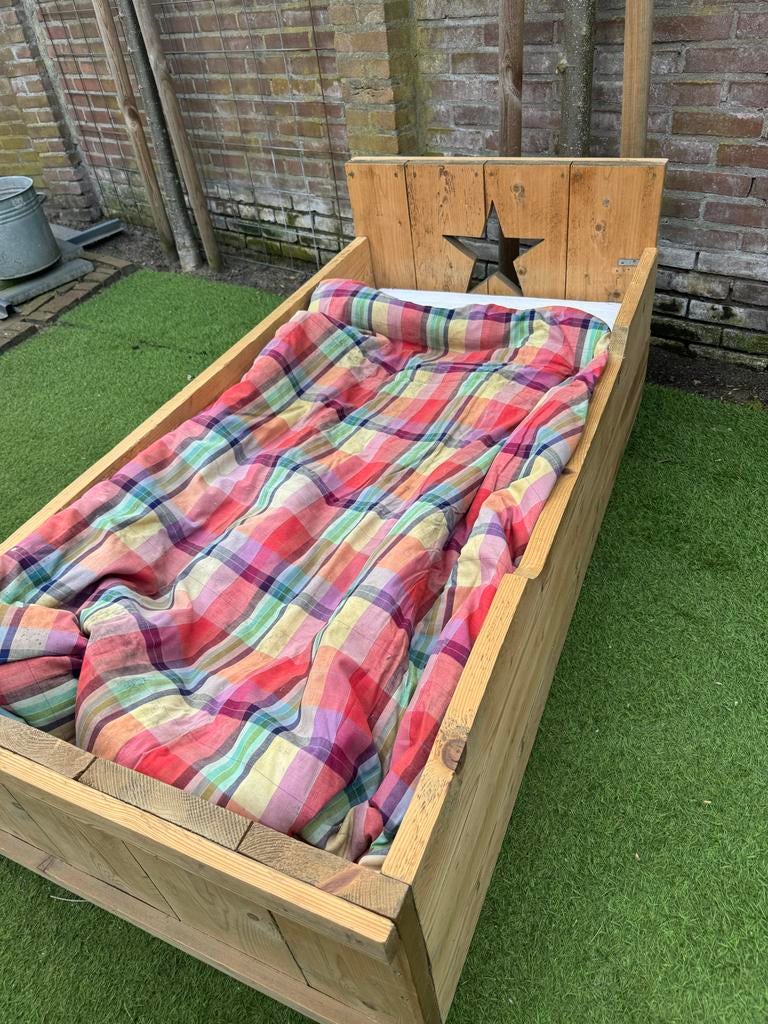 Stevig houten peuterbed met sterdecoratie, Kinderen en Baby's, Gebruikt, 70 tot 85 cm, Lattenbodem, 140 tot 160 cm