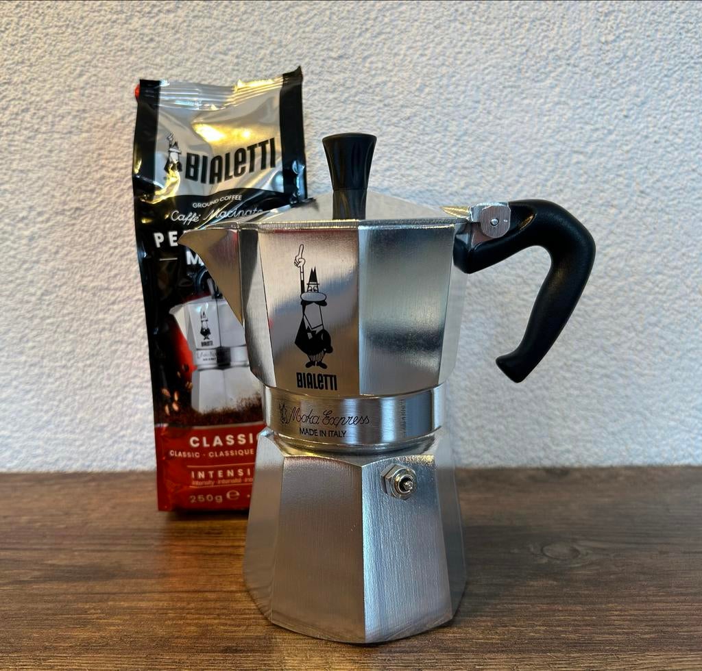 Bialetti Moka Express 4 kops met 1 zak Bialetti Classico, Espresso apparaat, Gemalen koffie, Ophalen of Verzenden, Zo goed als nieuw