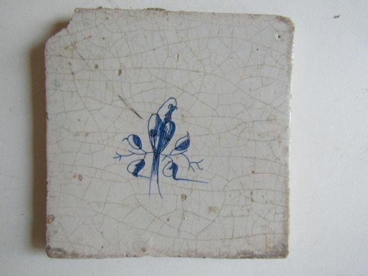 een antieke tegel met een vogel op een takje, Antiek en Kunst, Antiek | Wandborden en Tegels, Ophalen of Verzenden