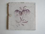 een antieke tegel met een grote bloem., Ophalen of Verzenden
