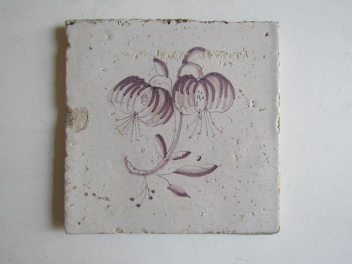 een antieke tegel met een grote bloem., Antiek en Kunst, Antiek | Wandborden en Tegels, Ophalen of Verzenden