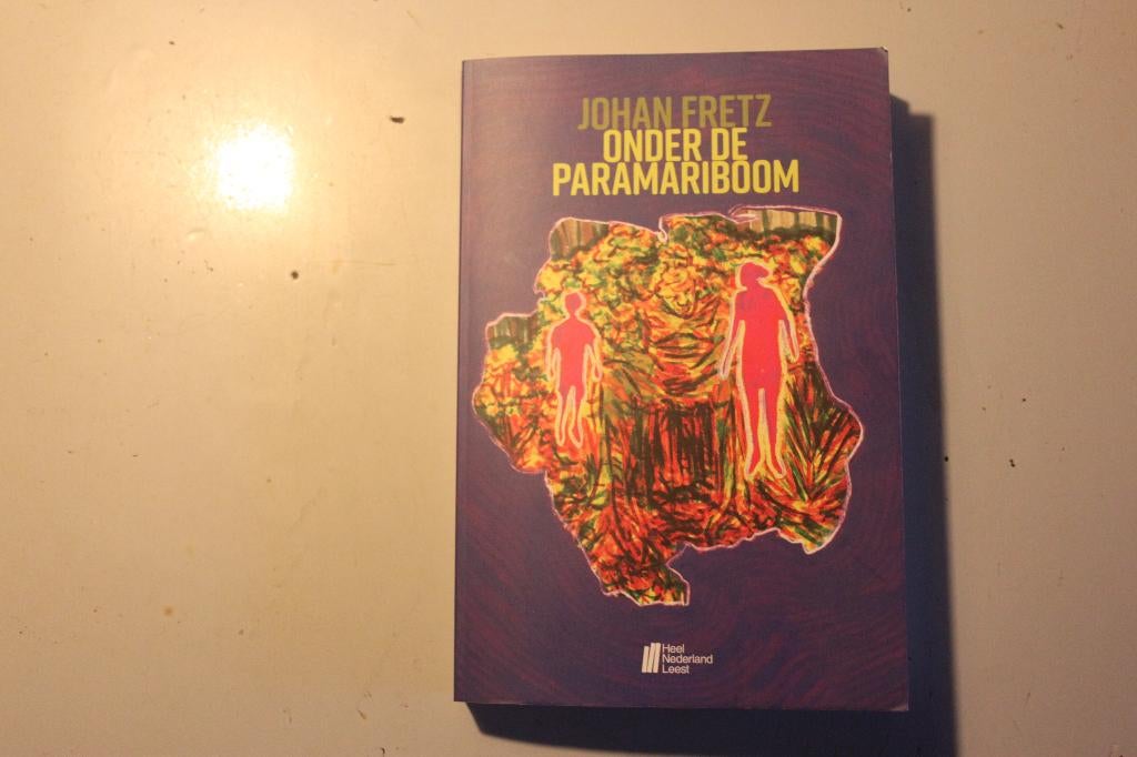 804z - boek - onder de paramariboom - johan fretz, Ophalen of Verzenden, Gelezen