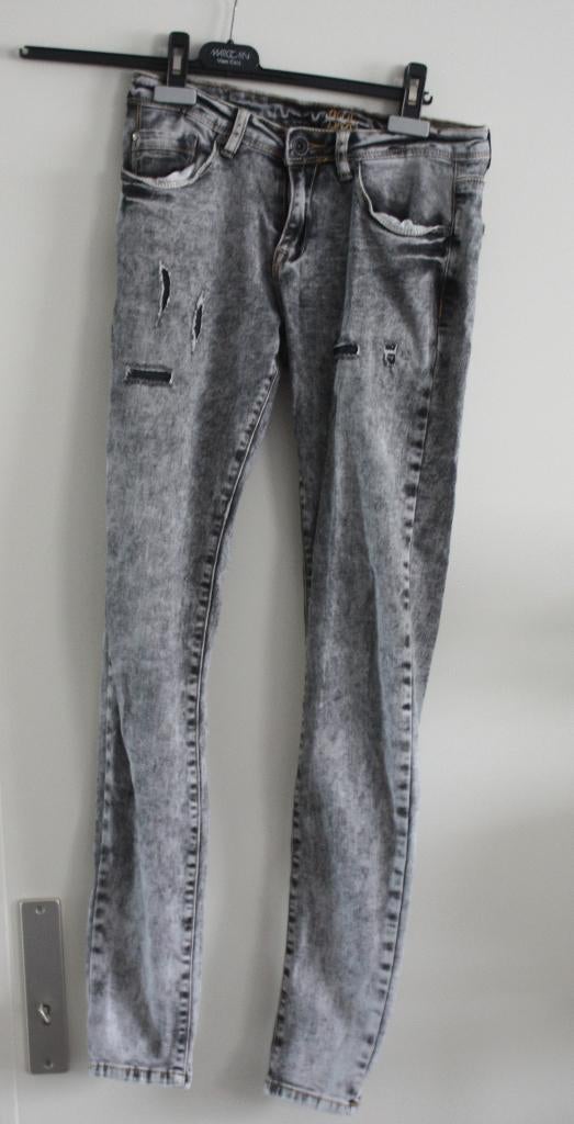 grijze spijkerbroek maat 36, Ophalen of Verzenden, Gedragen, Grijs, W28 - W29 (confectie 36)