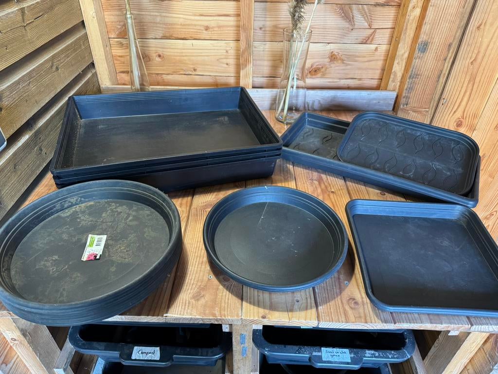 Diverse plantenschalen en onderzetters, zwart kunststof, Tuin en Terras, Bloempotten, Ophalen of Verzenden, Zo goed als nieuw