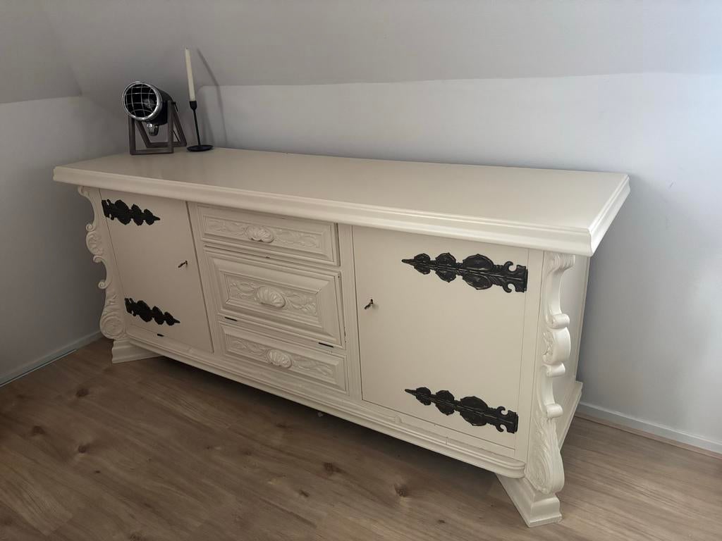 Massief houten dressoir - Crème wit met sierbeslag, Huis en Inrichting, Ophalen, Gebruikt, 150 tot 200 cm, Met lade(s)