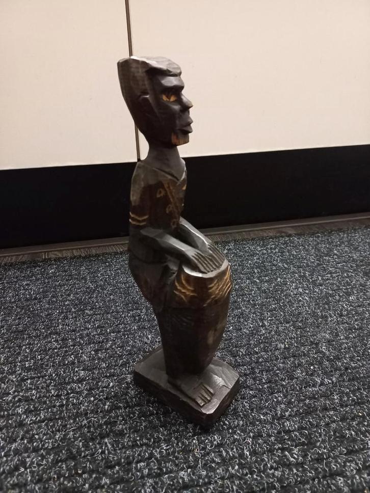 Houten beeldje van een zittende man met trommel, Antiek en Kunst, Kunst | Beelden en Houtsnijwerken, Ophalen of Verzenden