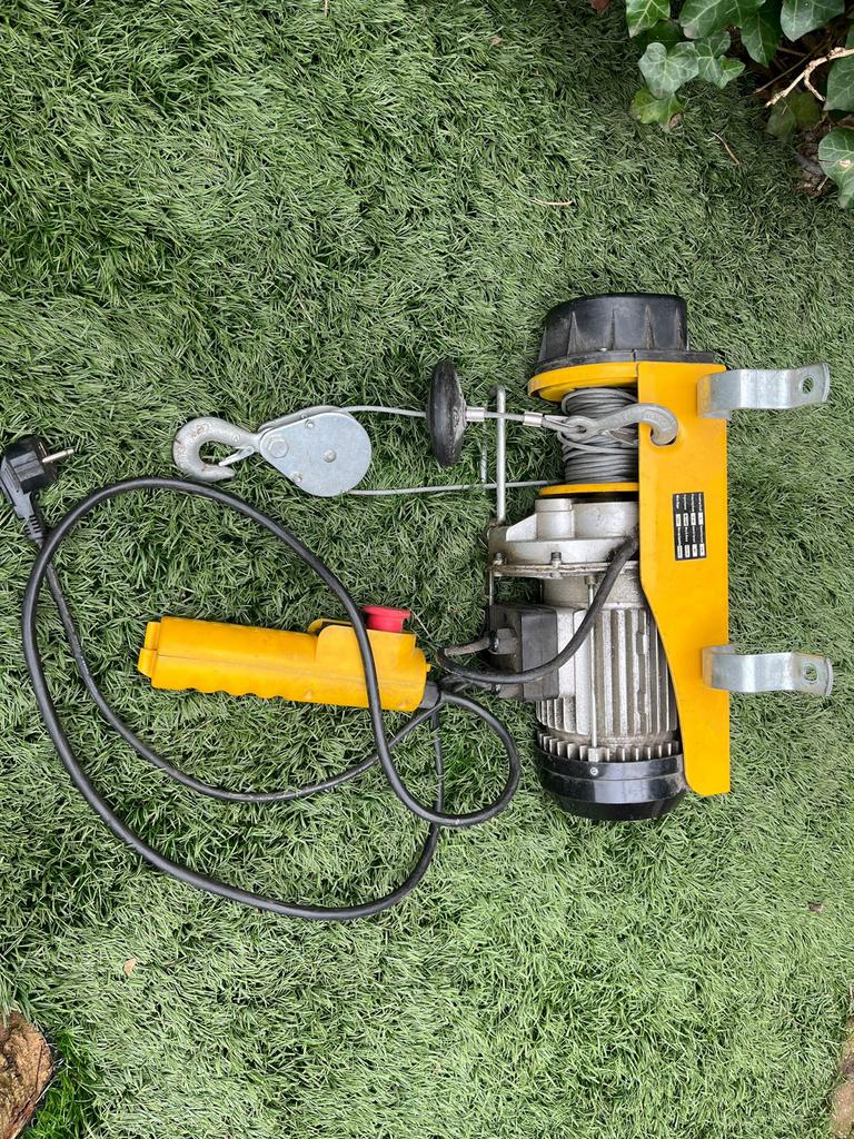 Elektrische Takel / Lier 400kg met Ophangbeugels, Doe-het-zelf en Verbouw, Lieren en Takels, Ophalen of Verzenden, Gebruikt, Elektrisch