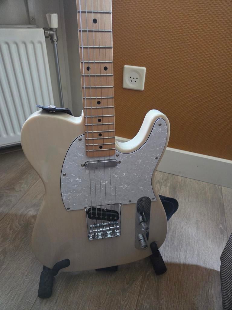 Elektrische gitaar met versterker.  Harry Benton h3, Muziek en Instrumenten, Snaarinstrumenten | Gitaren | Elektrisch, Met versterker