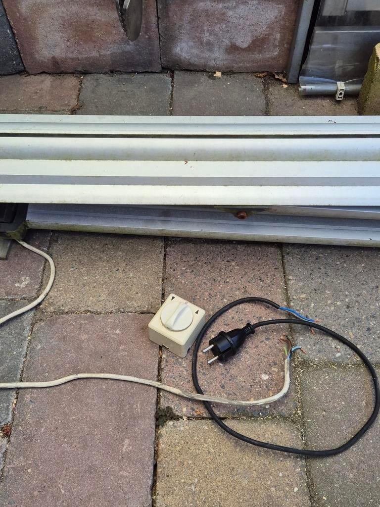 Elektrisch bedienbaar knikarm zonnescherm, Doe-het-zelf en Verbouw, Rolluiken, Ophalen, Gebruikt, 200 cm of meer, 200 cm of meer