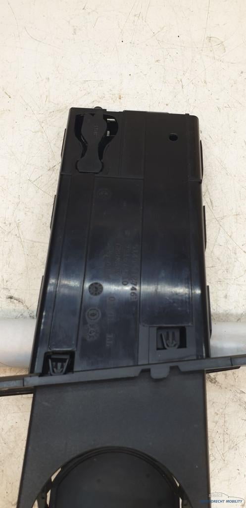 Bekerhouder BMW E90 E91 E92 E93 E9x 3 serie rechts bestuurde, Petuelring 130
80788  Munich, DE, Gebruikt, Info@bmw.de, Ophalen of Verzenden