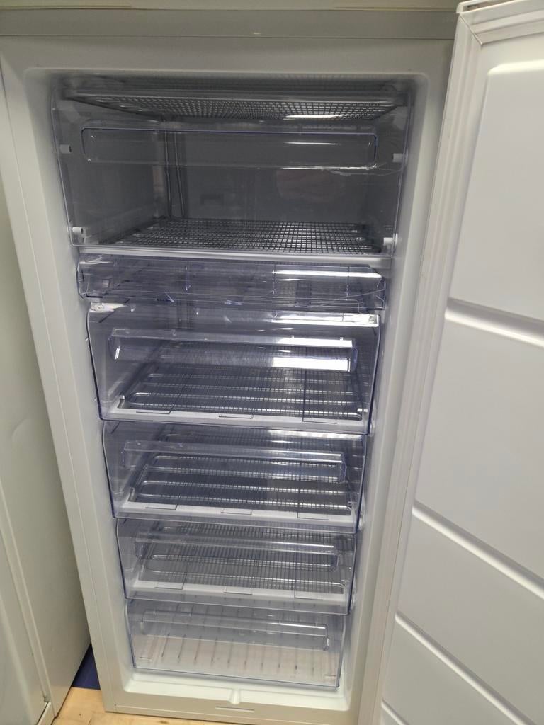 vrieskast - Zanussi - 5 lades, Italie, Gebruikt, Minder dan 60 cm, Service.informatie@electrolux.nl