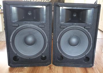 2x Behringer Eurolive VP1520 speakers, inclusief bekabeling. beschikbaar voor biedingen