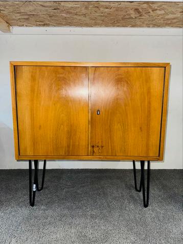 Vintage kastje op haarpinpoten beschikbaar voor biedingen