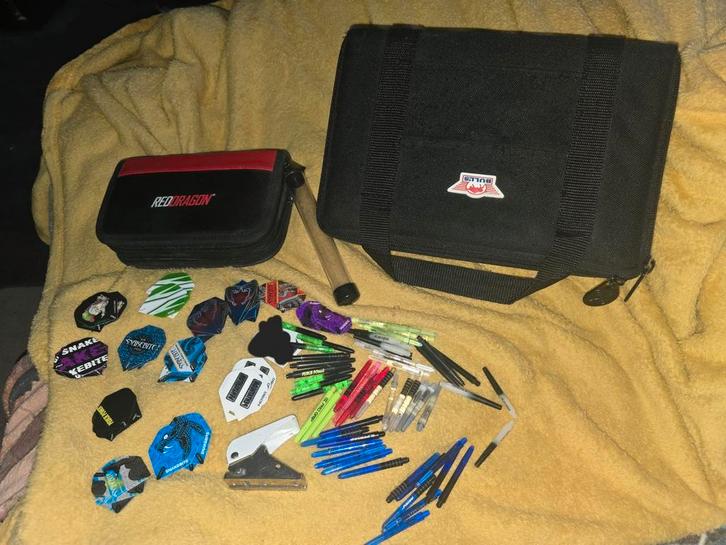 pakket dart spullen + 2 setjes pijlen van mvg en josh rock, Sport en Fitness, Darts, Zo goed als nieuw, Pijlen, Ophalen