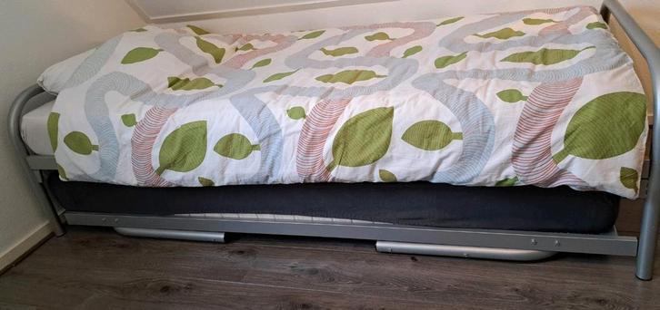 Twee handige (logeer)bedden 90 x 200 gelijke hoogte, Huis en Inrichting, Slaapkamer | Bedden, Zo goed als nieuw, Tweepersoons
