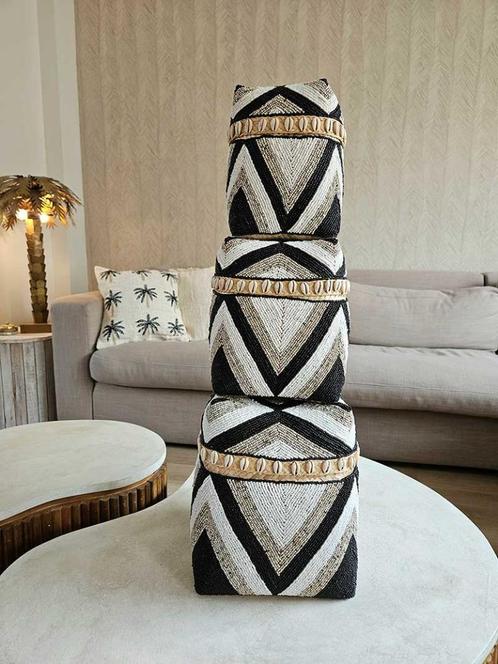 Hoge offermanden beige zwart uit Bali, Huis en Inrichting, Woonaccessoires | Schalen en Manden, Nieuw, Mand, Rechthoekig, Overige materialen