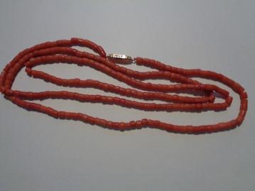 Bloedkoralen ketting met gouden slot  beschikbaar voor biedingen