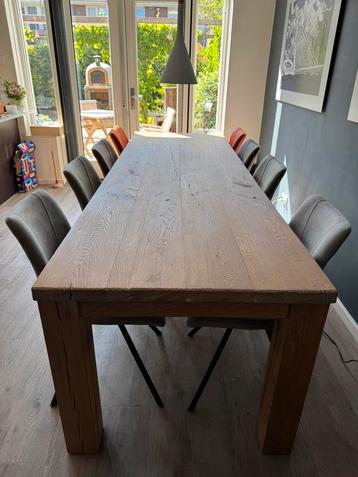 Complete eettafel met stoelen beschikbaar voor biedingen