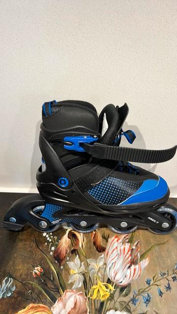 Skeelers. Nieuwstaat! Verstelbare maat 33-37. Zwart/blauw. beschikbaar voor biedingen