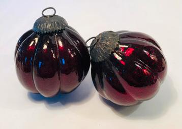 Twee prachtige glazen kerstballen, kerts ornamenten beschikbaar voor biedingen