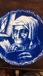 Lezende vrouw wandbord Delfts blauw, Antiek en Kunst, Ophalen of Verzenden