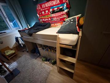 Half hoogslaper met bureau beschikbaar voor biedingen