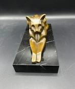 Liggende kat van brons op een marmeren voet., Ophalen of Verzenden