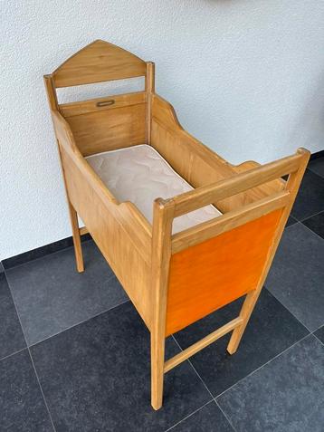 Houten Babybedje uit oud ziekenhuis Tegelen-Venlo beschikbaar voor biedingen