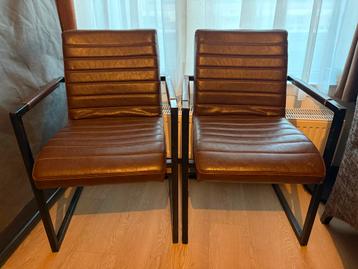 2 stijlvolle stoelen – zwart metaal & bruin leer beschikbaar voor biedingen